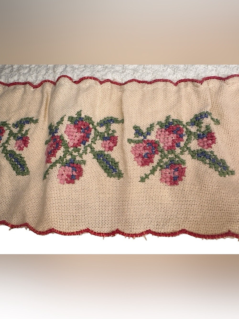 Set Of 2 Vintage Cottagecore Embroidered Scalloped Hand Towels Homespun Hearth